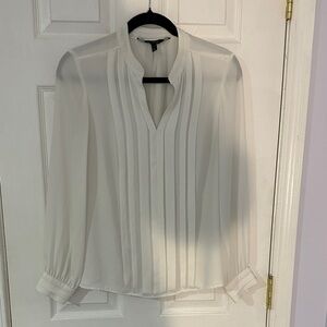 White House Black Market Ivory Pleated Blouse (SIZE: 2)